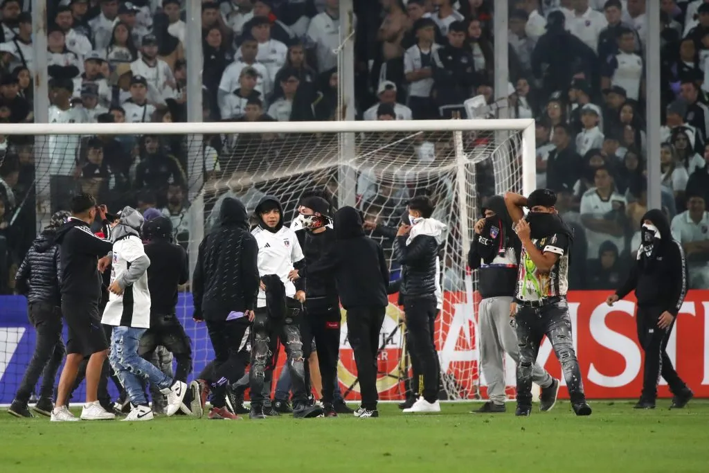 Un grupo de “barristas” ingresaron al campo de juego del Monumental | FOTO: Jonnathan Oyarzun/Photosport