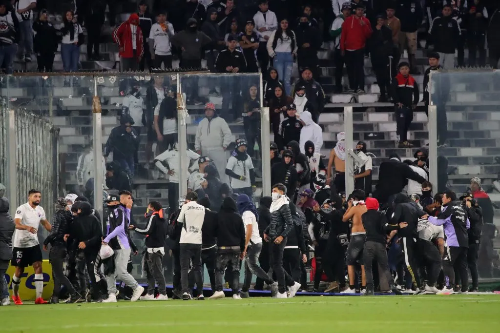 Así fue el momento en que los barristas ingresaron a la cancha del Estadio Monumental. (Foto: Jonnathan Oyarzún/Photosport)