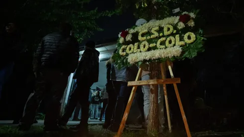 Figura de Colo Colo se hizo presente en el velorio de uno de los hinchas que perdieron la vida en las afueras del Estadio Monumental.