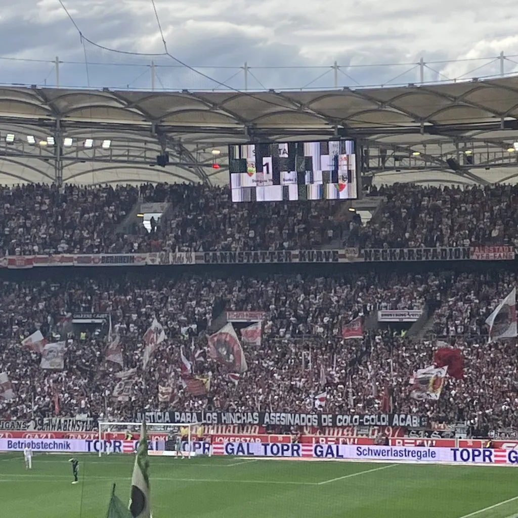 Mensaje de la hinchada del Stuttgart por las víctimas de Colo Colo.
