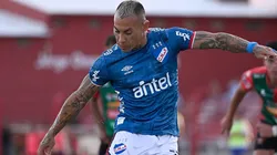 Vargas no la pasa bien en Uruguay.