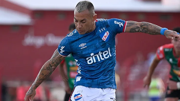 Vargas no la pasa bien en Uruguay.