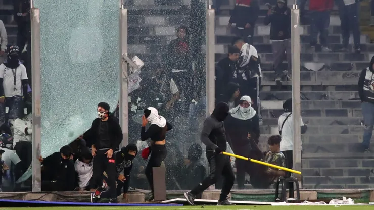Más de 20 hinchas no ingresarán al estadio por 12 años (Photosport).