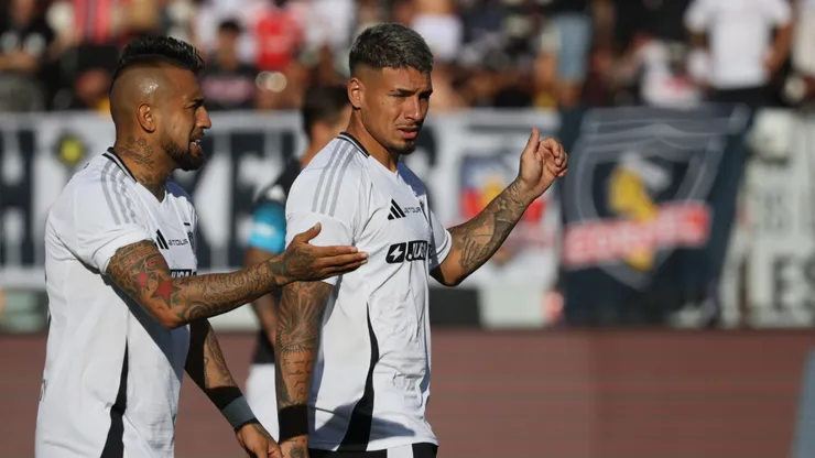 Alan Saldivia cantó contra la U en el funeral de uno de los hinchas fallecidos de Colo Colo (Photosport).