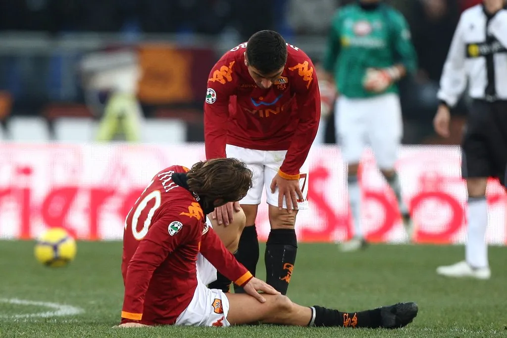 ROME – DECEMBER 20: David Pizarro (UP) looks on Francesco Totti of AS Roma dejected on the ground during the Serie A match between Roma and Parma at Stadio Olimpico on December 20, 2009 in Rome, Italy.  (Photo by Paolo Bruno/Getty Images)