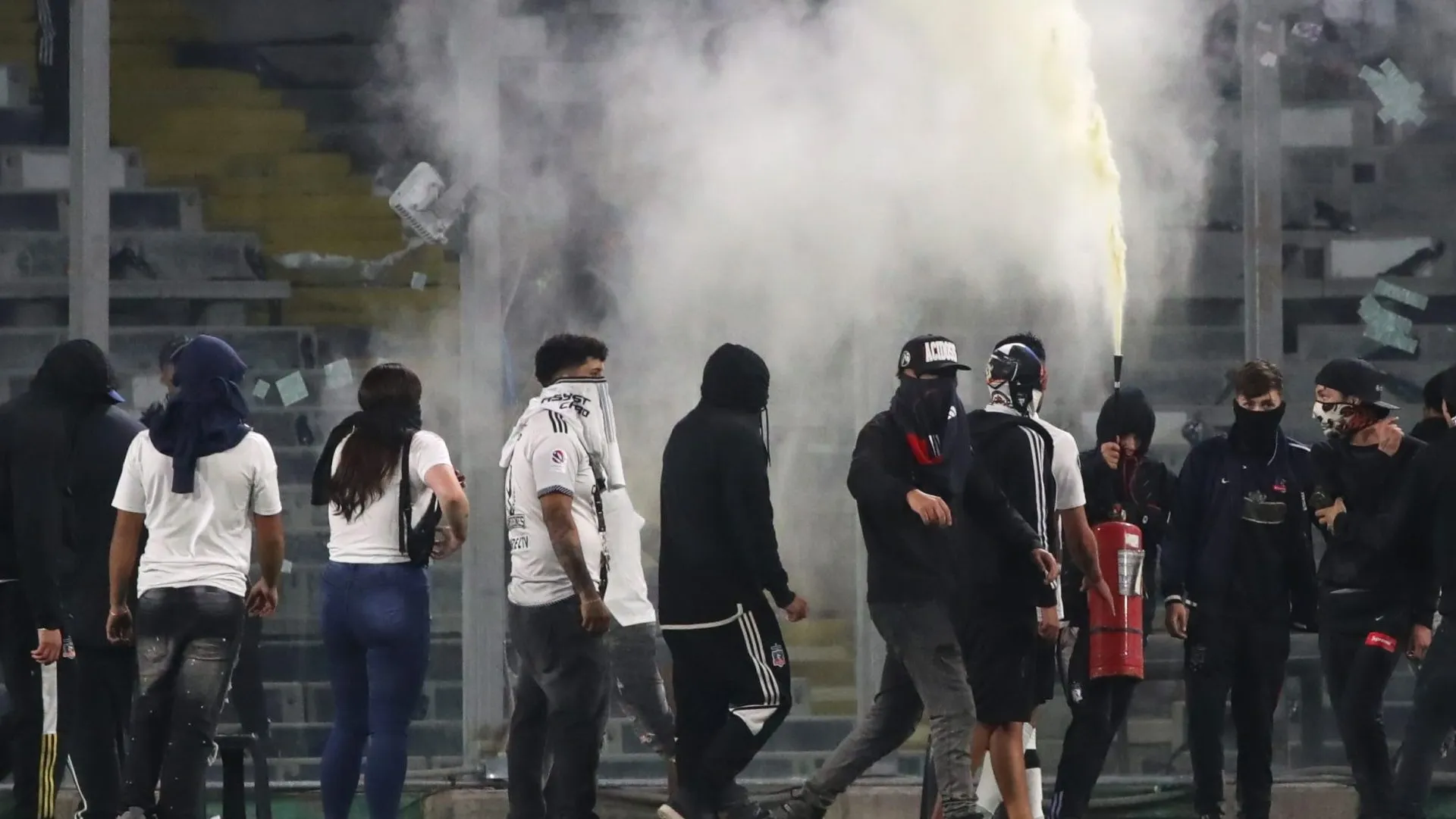 Algunos hinchas fueron fotografiados en los incidentes en el partido entre Colo Colo y Fortaleza | FOTO: Jonnathan Oyarzun/Photosport