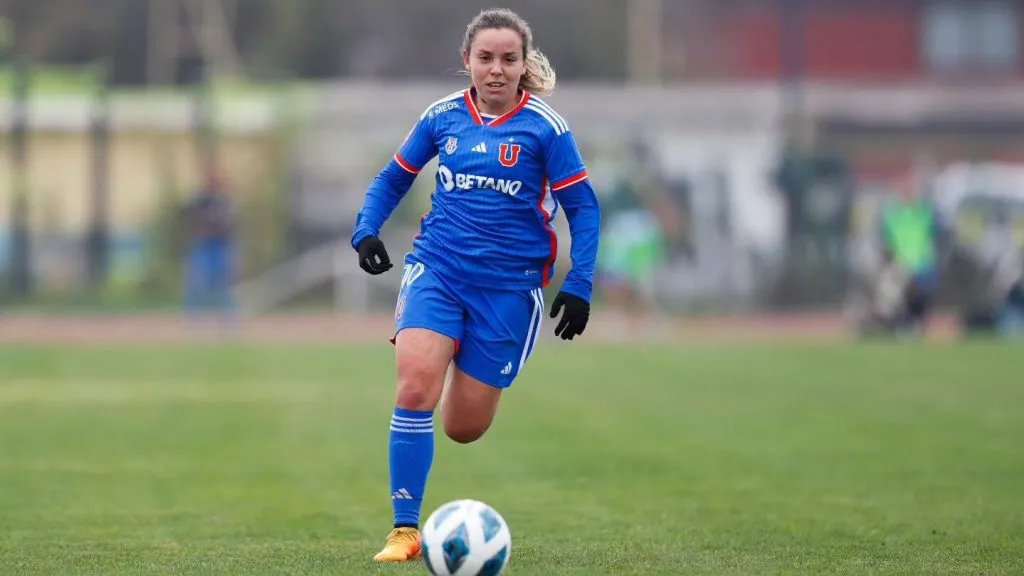 Nicole Fajré vistiendo la camiseta de Las Leonas | FOTO: Javiera Mera / Prensa U de Chile