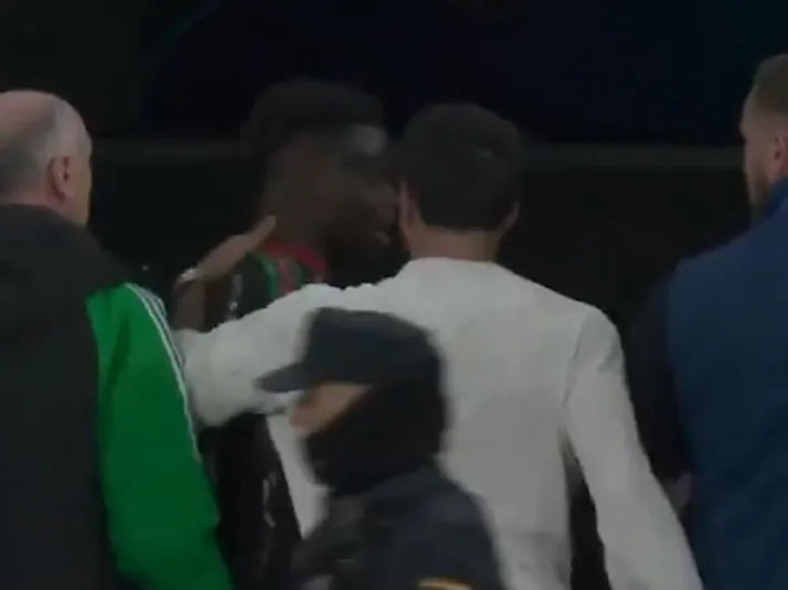 Los separó la seguridad: la provocación de Carvajal a Saka que da la vuelta al mundo