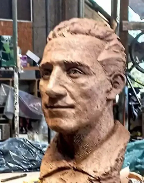 Cabeza de la estatua a David Arellano.