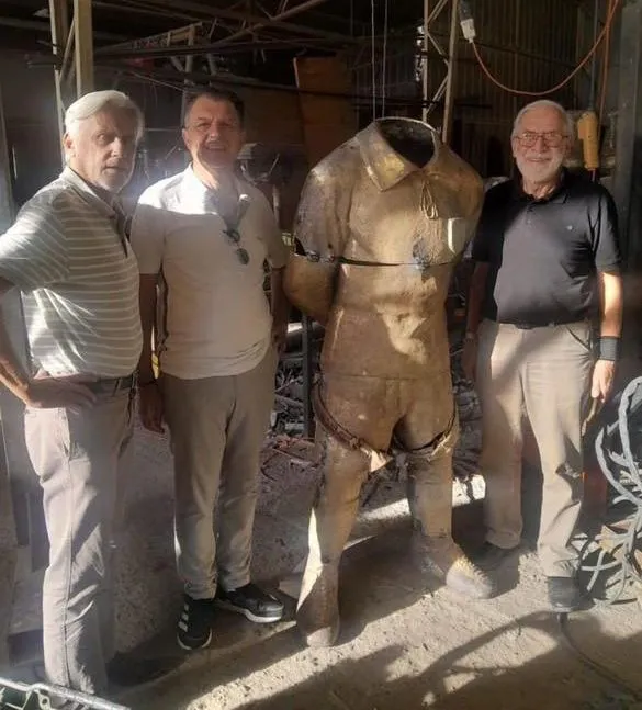 Así quedó el cuerpo de la estatua a David Arellano.