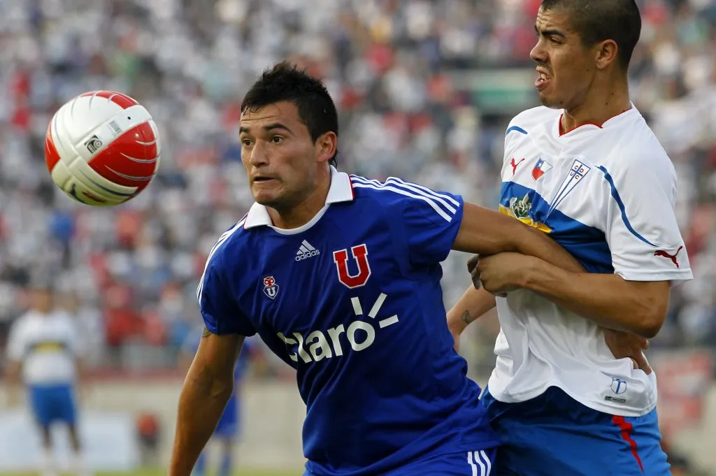Charles Aránguiz se coronó campeón por primera vez con Universidad de Chile en el Torneo de Apertura 2011.