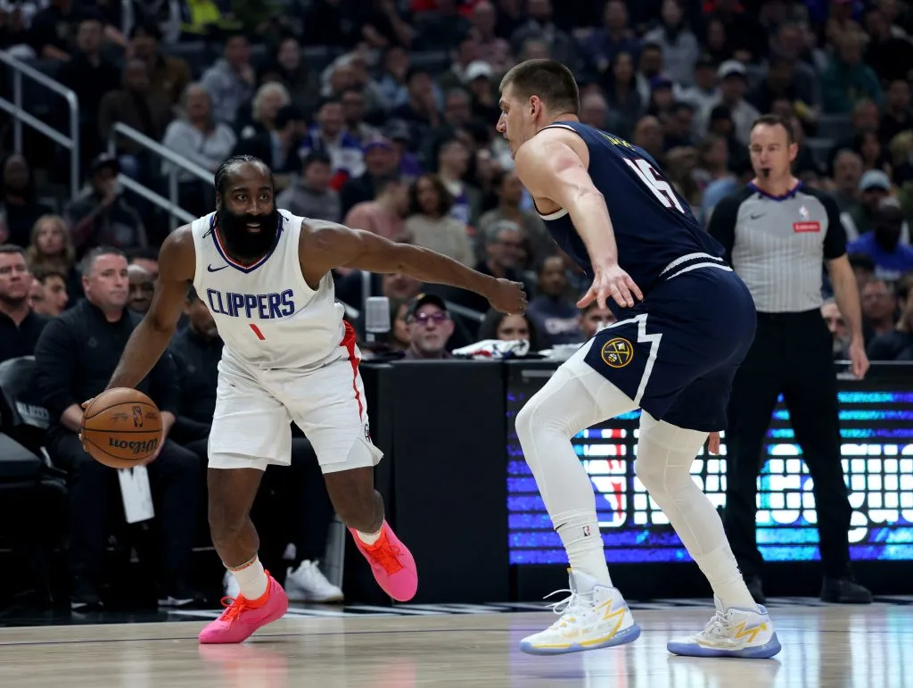 Los Clippers de Harden se medirán ante los Nuggets de Jokic por los playoff de la NBA. (Foto: Getty)