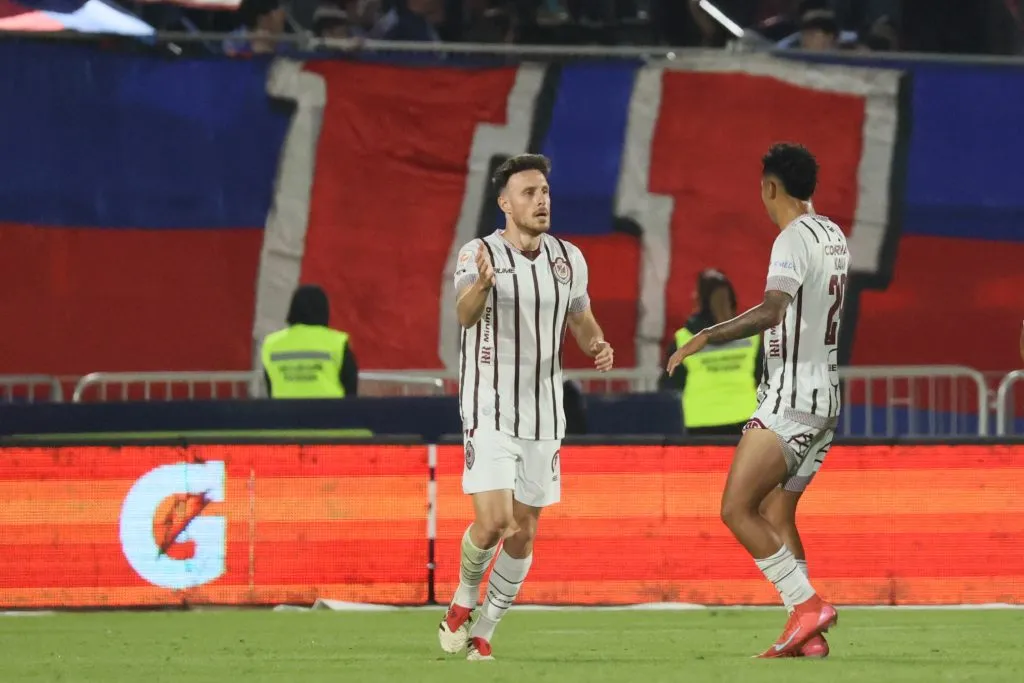 Futbol, Universidad de Chile vs Deportes La Serena.
Fecha 8, Liga de Primera 2025.
El jugador de Deportes La Serena Angelo Henriquez, celebra su gol  contra Universidad de Chile durante el partido de primera division disputado en el estadio Nacional en Santiago, Chile.
17/04/2025
Dragomir Yankovic/Photosport

Football, Universidad de Chile vs Deportes La Serena.
8st turn, 2025 First division league.
Deportes La SerenaÕs player Angelo Henriquez, celebrates his goal against Universidad de Chile during the first division match held at the Nacional stadium in Santiago, Chile.
17/04/2025
Dragomir Yankovic/Photosport