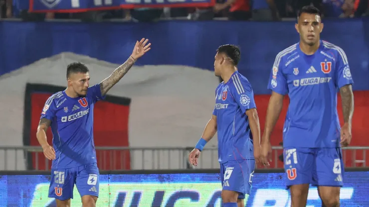Charles Aránguiz tuvo un generoso gesto con el Tucu Contreras (Foto: Dragomir Yankovic/Photosport)