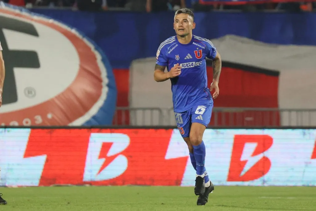 Charles Aránguiz fue genio y figura en un nuevo triunfo de la U (Foto: Dragomir Yankovic/Photosport)