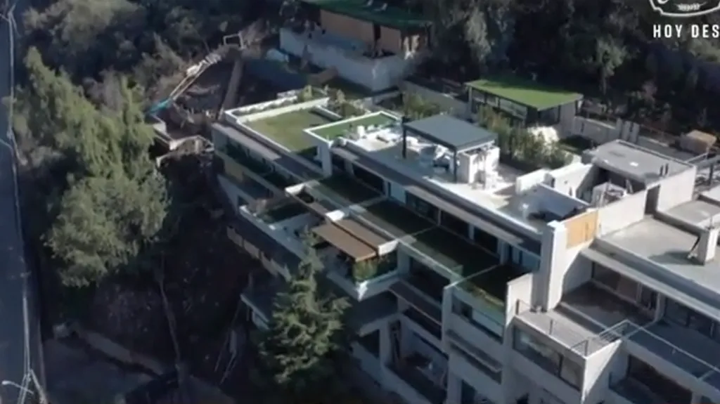 La lujosa mansión está ubicada a los pies del cerro Manquehue (Captura T13).