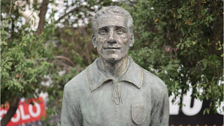 Este sábado fue imaugurada la estatua de David Arellano en el Estadio Monumental.