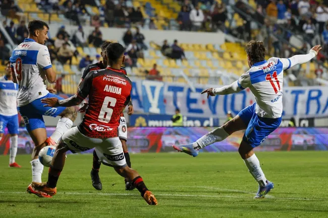Clemente Montes fue figura en la remontada de la UC ante Deportes Limache. (Foto: Andrés Pina/Photosport)
