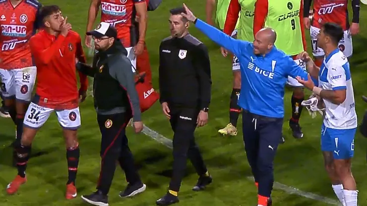 César Pinares y Fernando Zampedri tuvieron discusión. (Foto: TNT Sports)