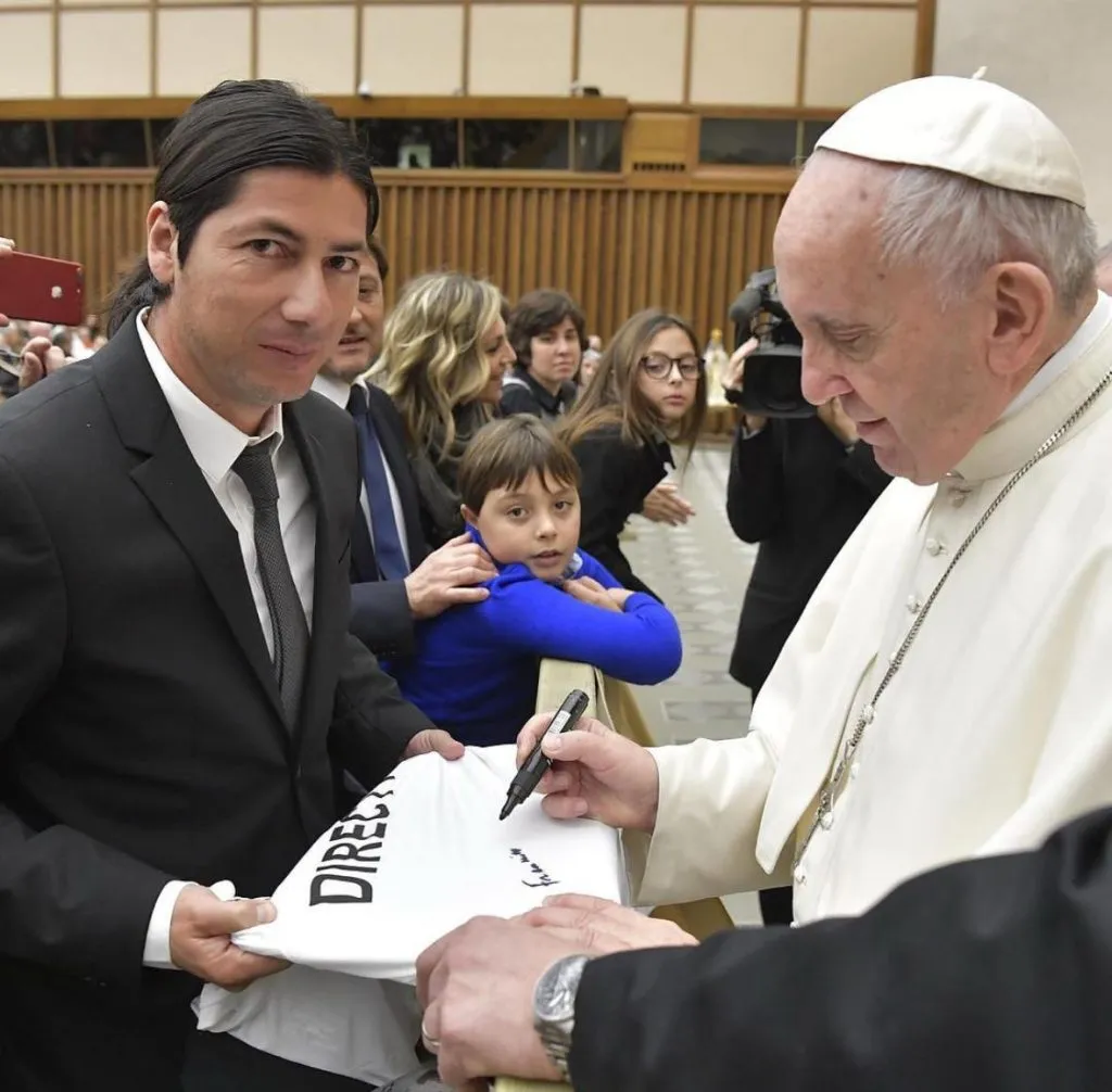 Jaime Valdés llevando la camiseta de Colo Colo al Papa Francisco.