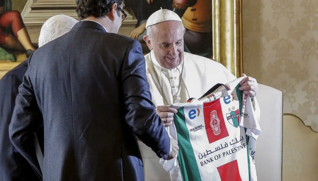 El Papa Francisco recibiendo la camiseta de Palestino.