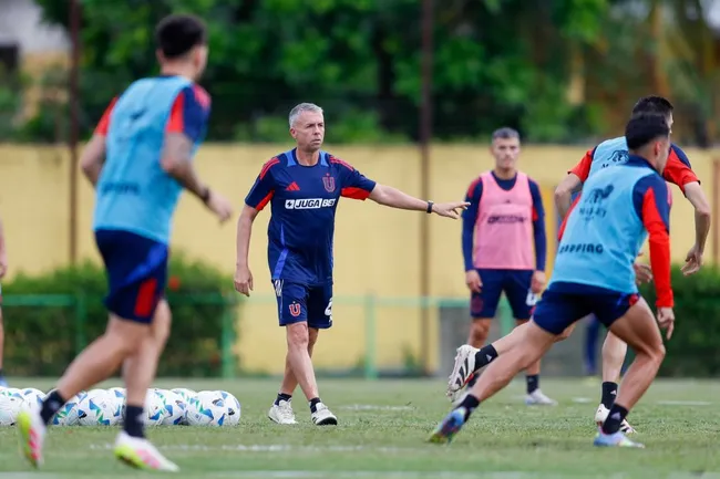 Gustavo Álvarez dirige la última práctica y confirma el 11 de la U