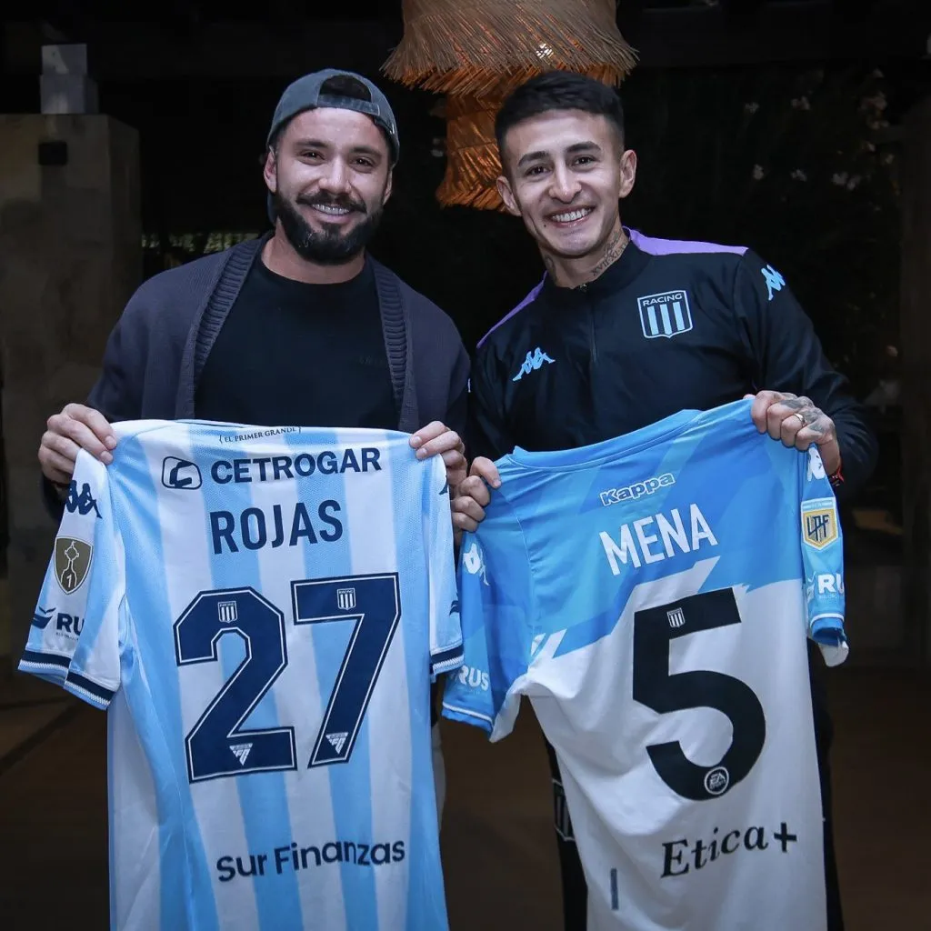 Eugenio Mena junto a Gabriel Rojas en el hotel de Racing en Santiago. (Foto: @RacingClub)