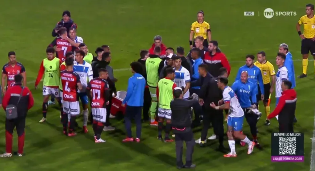 Daniel González mirando la pelea entre César Pinares y Fernando Zampedri | FOTO: Captura