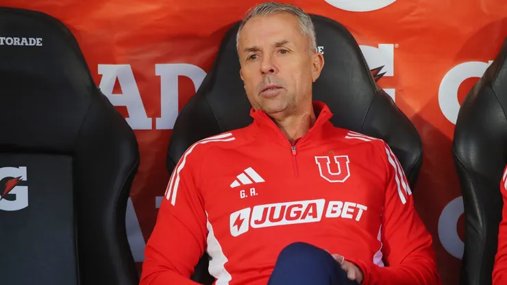 Gustavo Álvarez golpea la mesa tras la igualdad de la Universidad de Chile