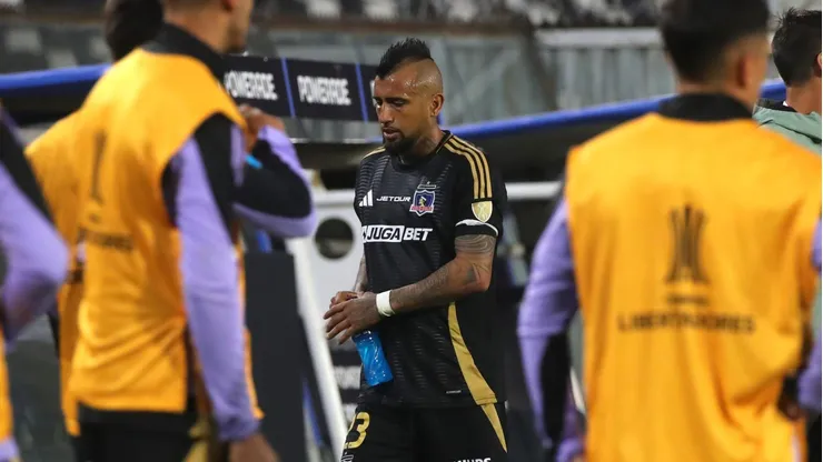 Arturo Vidal salió con una molestia física en el empate de Colo Colo vs Racing.