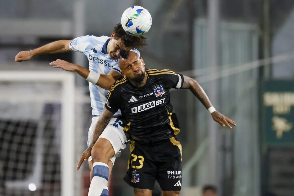 Arturo Vidal sufrió un fuerte golpe en el cuello en el partido de Colo Colo vs Racing. (Foto: Andrés Pina/Photosport)