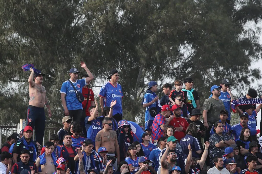Hinchas de Universidad de Chile no podrían asistir a La Cisterna para el encuentro ante Palestino. (Foto: Photosport)