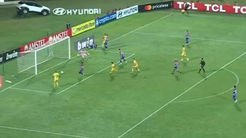 Kevin Londoño erró insólito gol.