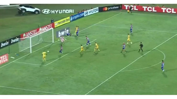 Kevin Londoño erró insólito gol.