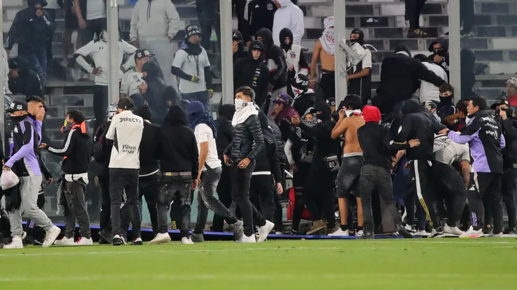Anuncian radicales medidas contra hinchas de Colo Colo que invadieron la cancha