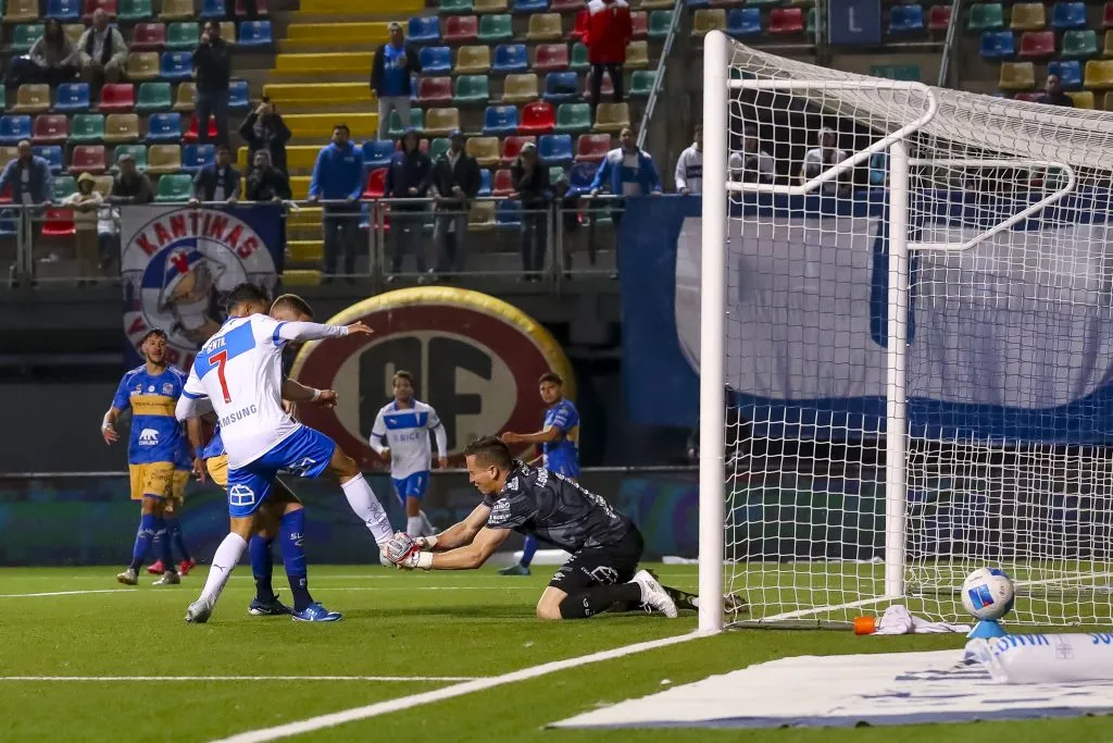 La UC golea y es líder de la Liga de Primera