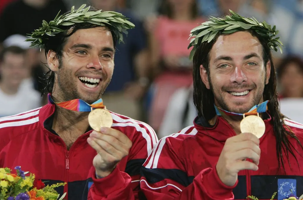 González y Massú mostrándole al mundo la medalla de oro en los Juegos Olímpicos de Atenas 2004 | FOTO: Clive Brunskill/Getty Images)