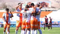 Futbol, Cobresal vs Deportes Limache. Fecha 9, Liga de Primera 2025. El jugador de Cobresal, Cristian Toro, celebra con sus companeros su gol contra Deportes Limache durante el partido de primera division disputado en el estadio El Cobre de El Salvador, Chile. 26/04/2024 Oscar Tello/Photosport Football, Cobresal vs Deportes Limache. 9th turn, 2025 First Division League. Cobresal’s player Cristian Toro celebrates with teammates his goal against Deportes Limache during a first division league match at the El Cobre stadium in El Salvador, Chile. 26/04/2024 Oscar Tello/Photosport