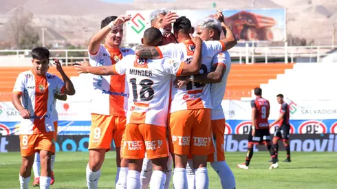 Futbol, Cobresal vs Deportes Limache. Fecha 9, Liga de Primera 2025. El jugador de Cobresal, Cristian Toro, celebra con sus companeros su gol contra Deportes Limache durante el partido de primera division disputado en el estadio El Cobre de El Salvador, Chile. 26/04/2024 Oscar Tello/Photosport Football, Cobresal vs Deportes Limache. 9th turn, 2025 First Division League. Cobresal’s player Cristian Toro celebrates with teammates his goal against Deportes Limache during a first division league match at the El Cobre stadium in El Salvador, Chile. 26/04/2024 Oscar Tello/Photosport