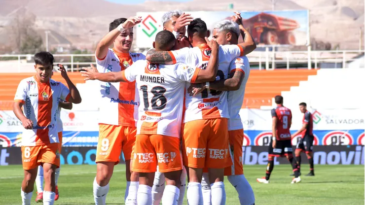 Futbol, Cobresal vs Deportes Limache. Fecha 9, Liga de Primera 2025. El jugador de Cobresal, Cristian Toro, celebra con sus companeros su gol contra Deportes Limache durante el partido de primera division disputado en el estadio El Cobre de El Salvador, Chile. 26/04/2024 Oscar Tello/Photosport Football, Cobresal vs Deportes Limache. 9th turn, 2025 First Division League. Cobresal’s player Cristian Toro celebrates with teammates his goal against Deportes Limache during a first division league match at the El Cobre stadium in El Salvador, Chile. 26/04/2024 Oscar Tello/Photosport
