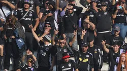 Hinchas de Colo Colo realizaron un emotivo homenaje a las víctimas fallecidas ante Fortaleza (Foto: Felipe ZancaPhotosport)