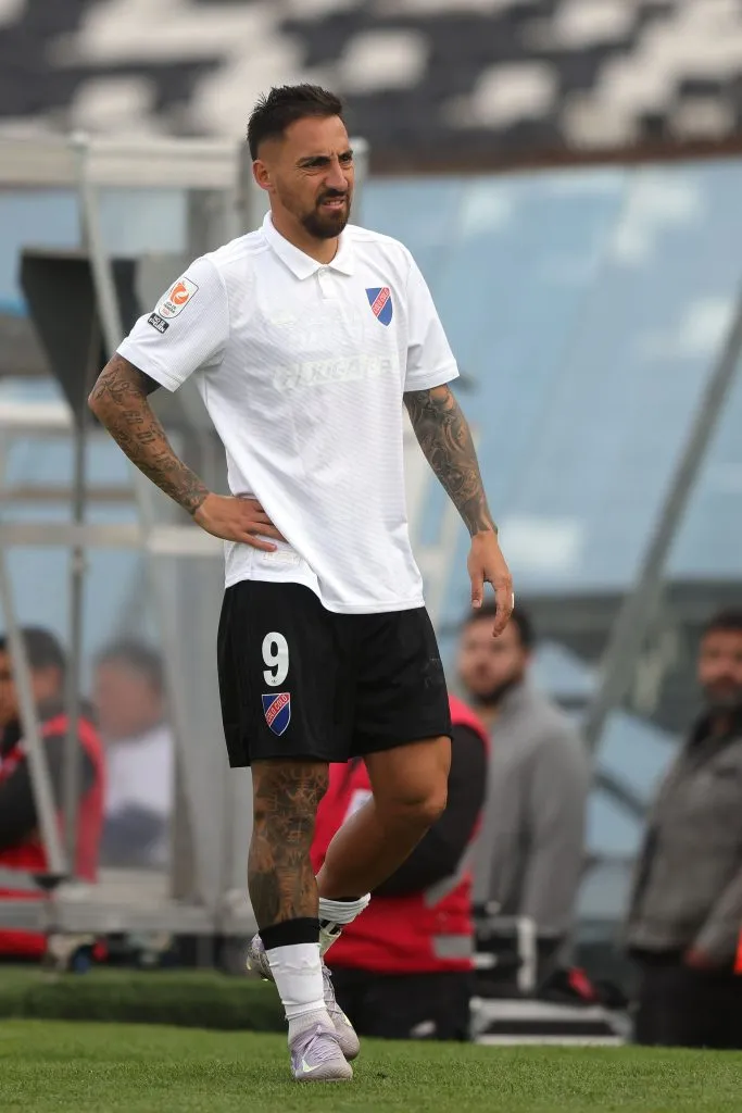 Javier Correa debió abandonar la cancha a los 49 minutos. (Foto: Felipe Zanca/Photosport)