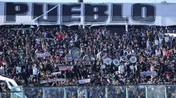 El público albo está expectante.