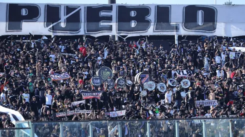 El público albo está expectante.