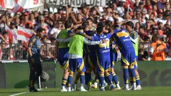 Carlos Palacios festeja junto a sus compañeros el empate transitorio de Boca Juniors (Getty Images).