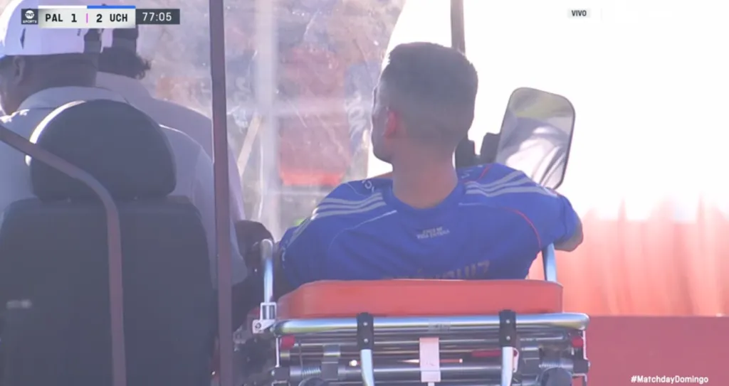 Charles Aránguiz tuvo que ser retirado en camilla (Captura TNT Sports).