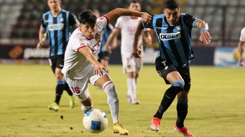 Huachipato trepó a lo más alto y es escolta de la UC (Photosport).