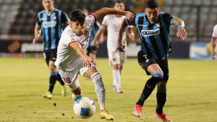 Huachipato trepó a lo más alto y es escolta de la UC (Photosport).