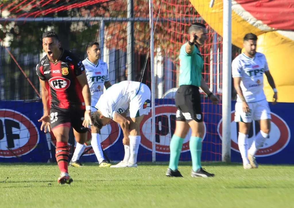 Isaac Díaz celebrando uno de sus tantos ante Santiago Wanderers | FOTO: Jose Robles/Photosport