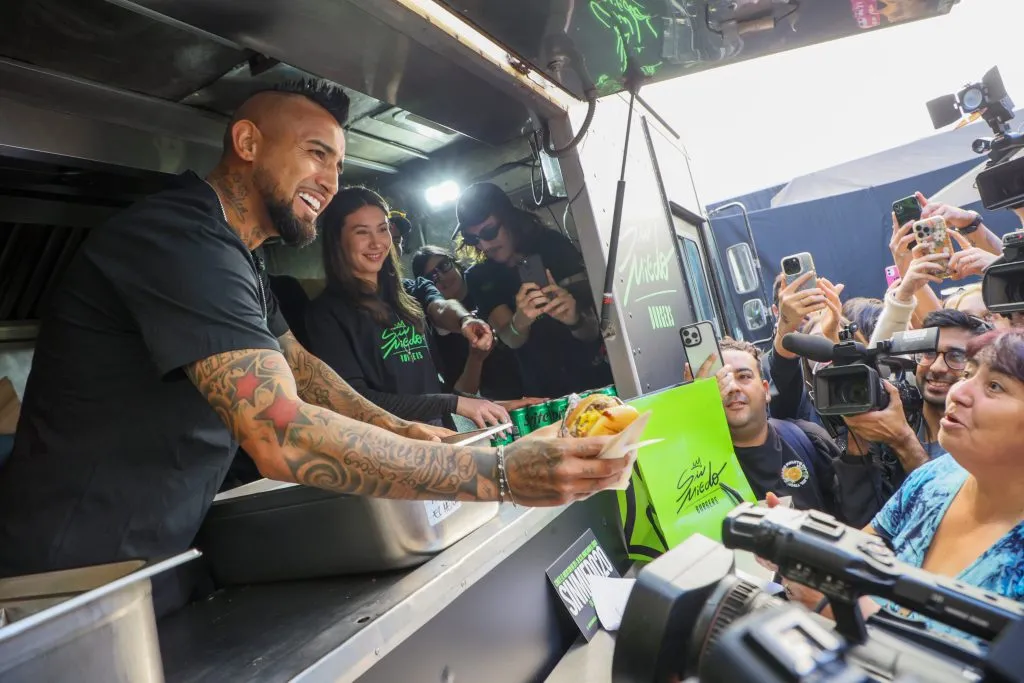 Arturo Vidal en el lanzamiento de su hamburguesería en Santiago Centro. (Foto: Dragomir Yankovic/Aton Chile)